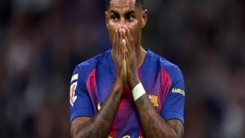 郑钦文携手德约科维奇亮相澳网慈善赛，趣味搭档演绎欢乐竞技时光