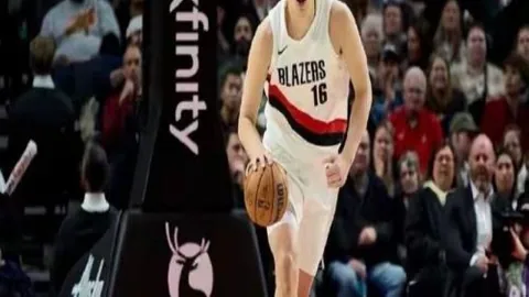 73分钟惊魂一刻！沃顿飞铲致凯塞多，裁判果断出示红牌将场霸罚离赛场